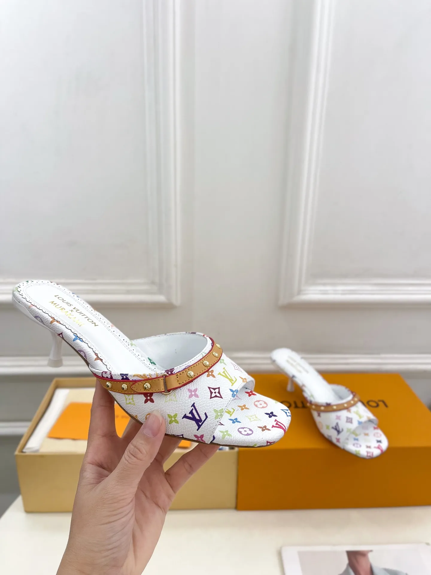 👟👟Ex-factory price 580👟👟 LV | Louis Vuitton 25𝐬𝐬 🧡💚2025 early spring new top version‼ ️The original version is the same. The counter features the latest LV Full of high-end feel! A popular model among bloggers at home and abroad, it’s retro and fashionable and looks amazing on your feet! Mainly recommended model on the official website★ ━━━━━ ЅᏇєєt ━━━━━ ▪️Upper: high-customized rainbow-colored presbyopia leather ▪️Lining: imported sheepskin lining ▪️Outsole: original Italian leather outsole ▪️Heel height: 5.5cm / 9.5cm ▪️Shoe size: 35-39 (34, 40, 41, 42 customized)